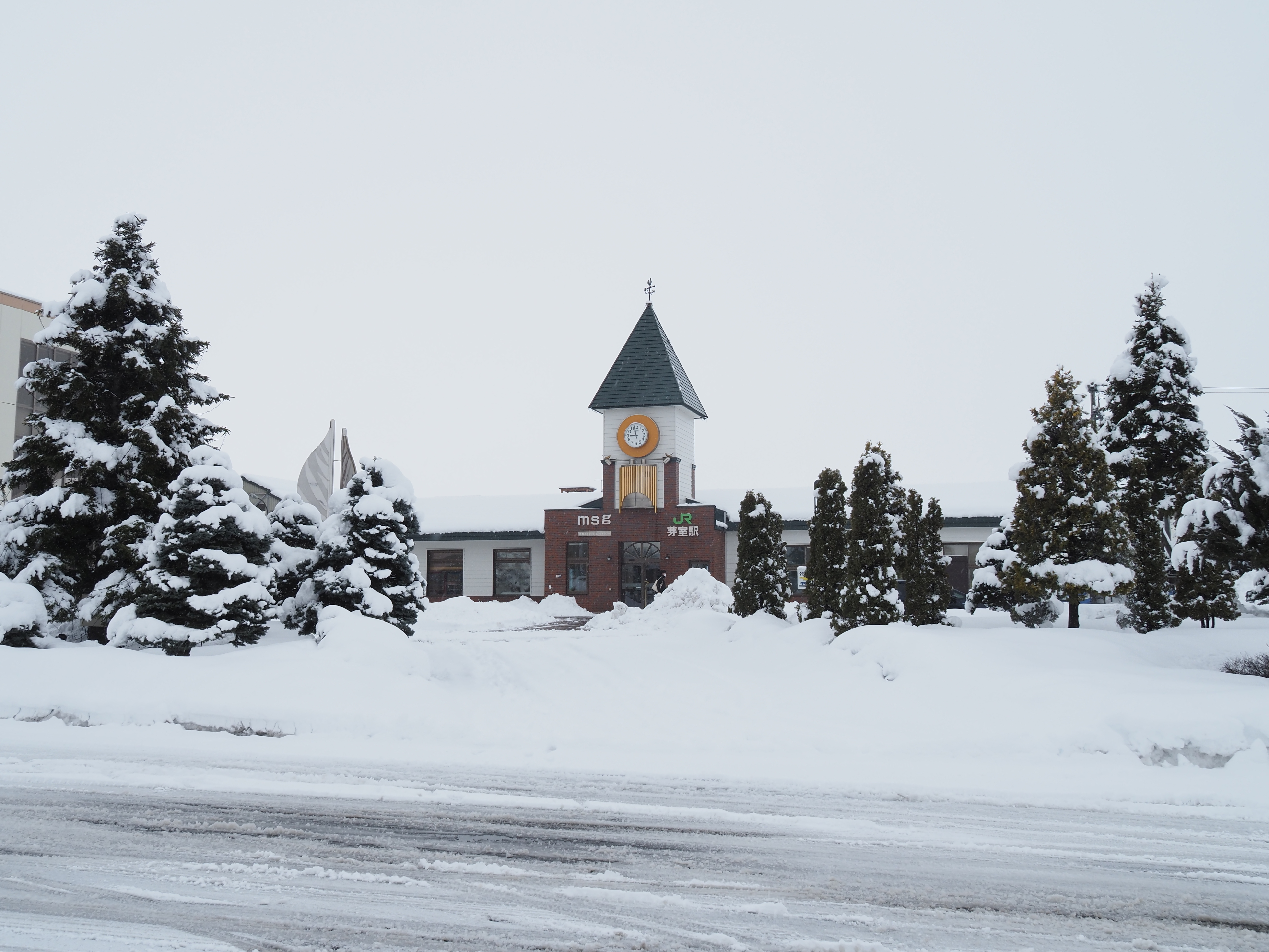 雪に覆われた芽室駅