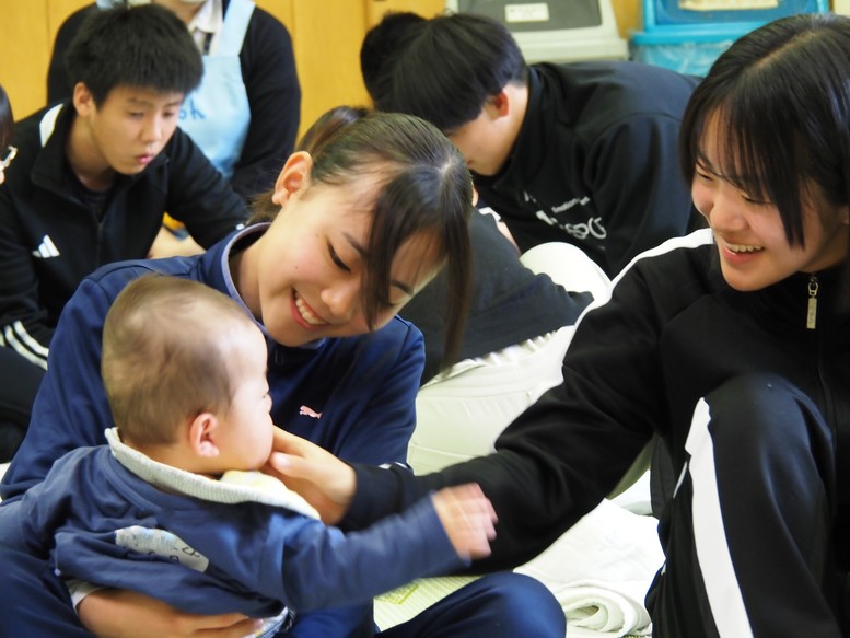 赤ちゃんふれあい体験