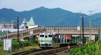 芽室駅にて列車の発車直後の風景